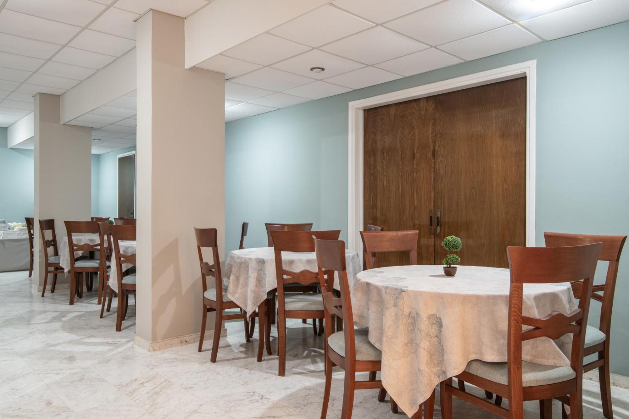Daisy Hotel Planos  Luaran gambar